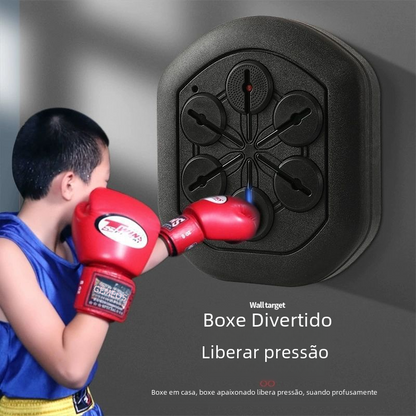 Child in red boxing gloves punching a black wall target with text 'Walltarget Boxe Divertido Liberar pressón' on a gray background.
